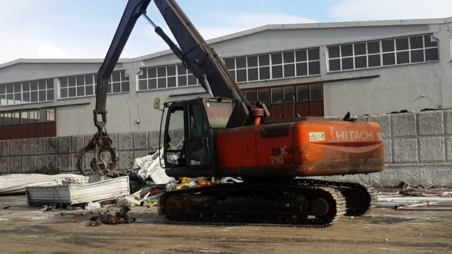 Paletli iş makinesinin altında kalarak can verdi
