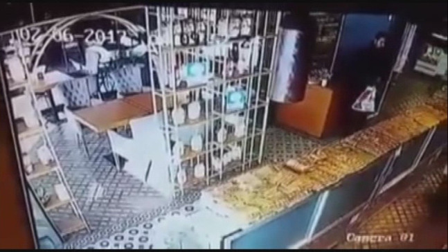 Bağış kutusunu çalan şahıs güvenlik kamerasına yakalandı
