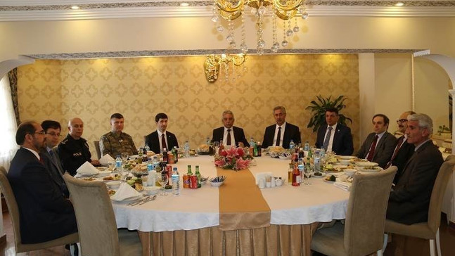 Vali Toprak’tan Defterdar Yıldırım için veda yemeği
