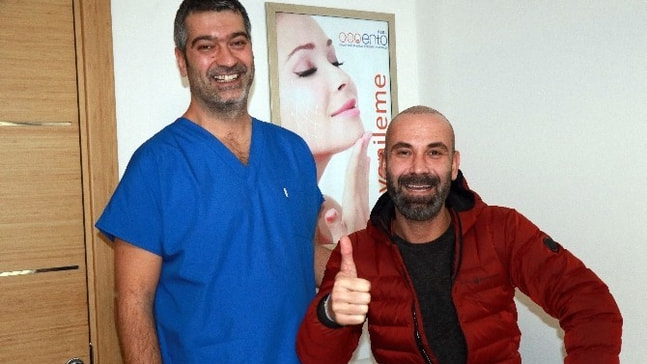 Ünlü yönetmen İzmir’de saç ektirdi
