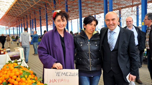 Pazardaki fiyat kartonlarında ’Hayır’ mizahı