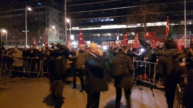 Hollanda’da Türk vatandaşlarından konsolosluk önünde protesto
