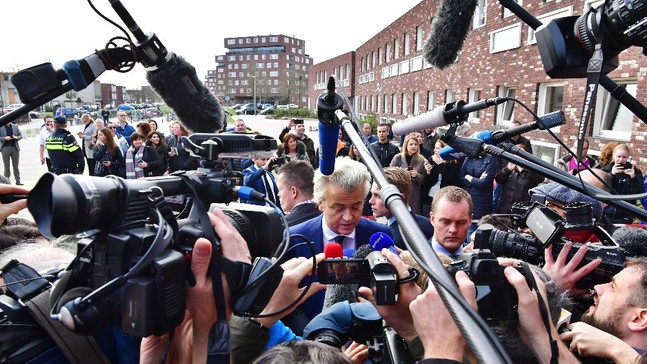 Hollanda Başbakanı Rutte ve İslam karşıtı Wilders oy kullandı
