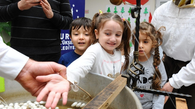 Öğrenciler Bursa ipeğini öğreniyor
