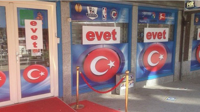 ‘Türk bayrakları’ ve ‘Evet’ çıkartmaları vitrinleri süsledi
