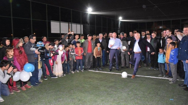 Balıkesir Milletvekli Bostan halı saha açılışına katıldı

