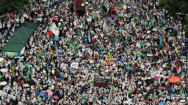 Jakarta’da binlerce Müslüman, Çin asıllı valiyi Kuran’a hakaret ettiği için protesto etti
