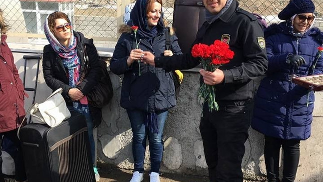 İranlı turistlere çiçekli karşılama