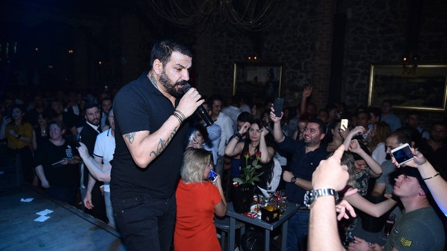 Azis İzmir’de sahne aldı
