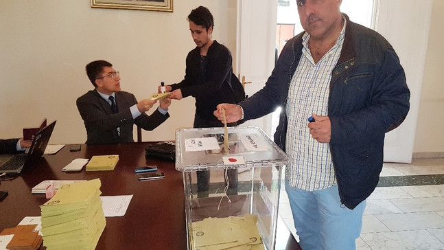 Macaristan’da Türk seçmenler referandum için sandık başında
