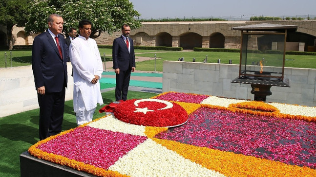 Cumhurbaşkanı Erdoğan, Gandhi Anıtı’nı ziyaret etti