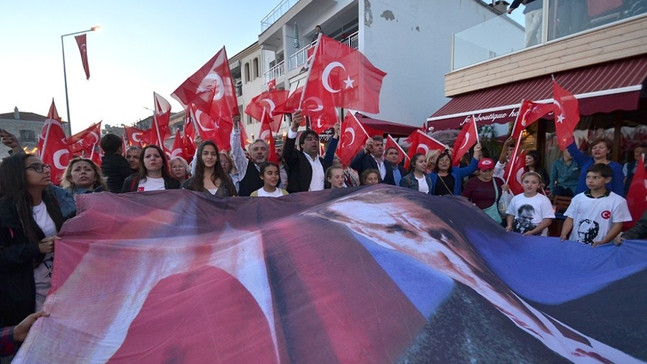 Foça’dan ’Biz Atatürk gençleriyiz’ haykırışı