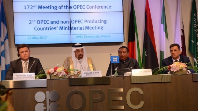 OPEC, petrol üretimini kısma kararını 9 ay daha uzattı
