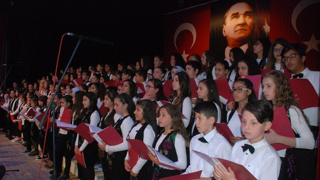 120 kişilik koro 8 farklı dilde konser verdi
