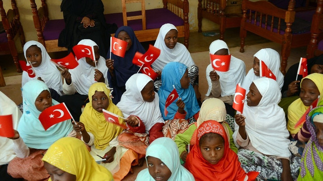 Kenyalı çocukların Türk bayrağı sevgisi
