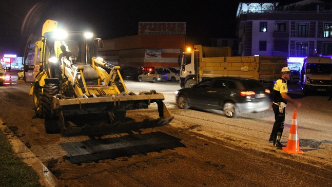 CHP’nin kamp alanın önünde bulunan yola tezek döküldü