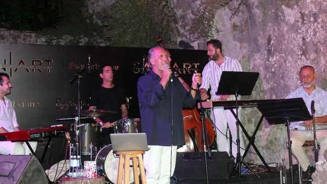 Fatih Erkoç, yeni albüm müjdesini Bergama’da verdi
