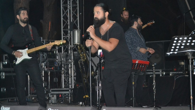 Ünlü sanatçı Koray Avcı; “Kendimi protesto ettim ve sokaklarda çaldım”
