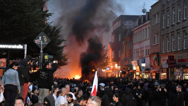 Hamburg’da caddeler savaş alanı
