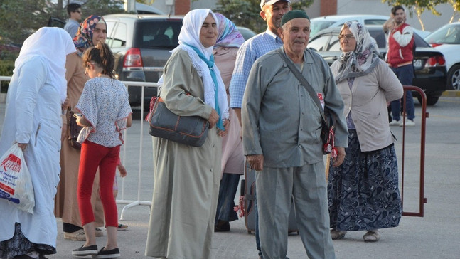 İlk hac kafilesi dualarla uğurlandı