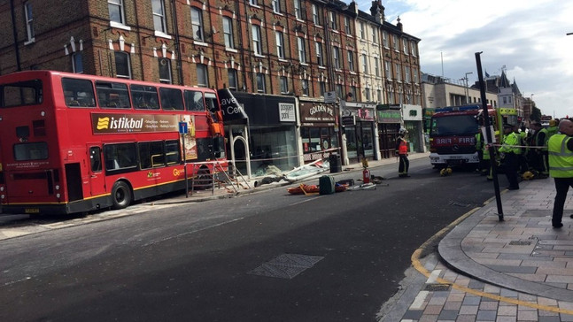 Londra’da yolcu otobüsü mağazaya girdi
