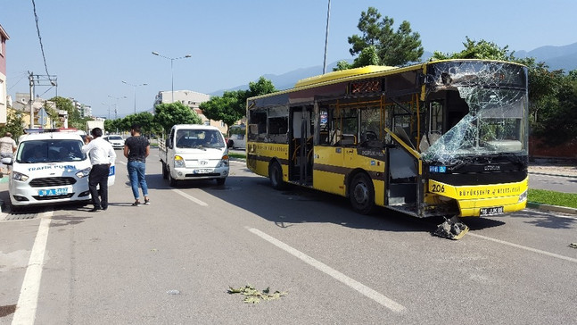 Hızını alamayan otobüs eve daldı