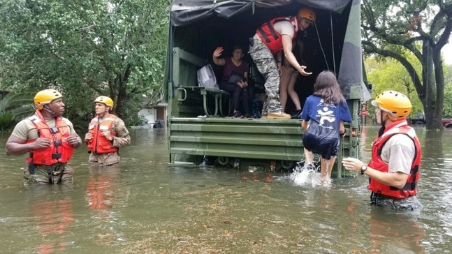 Houston’da mahsur kalan 2 bin kişi kurtarıldı