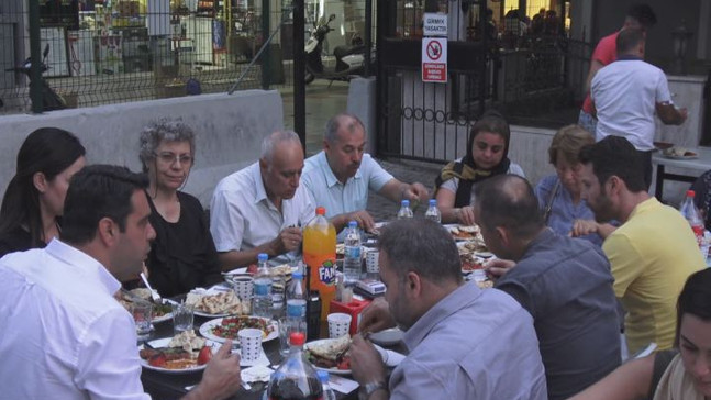 Şehit ailesinden polislere yemek 