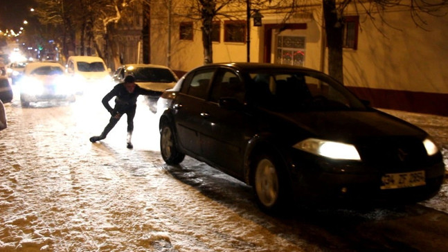 Kars’ta yollar buz pistine döndü