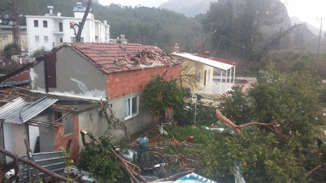 Antalya’da şiddetli fırtına ve hortum