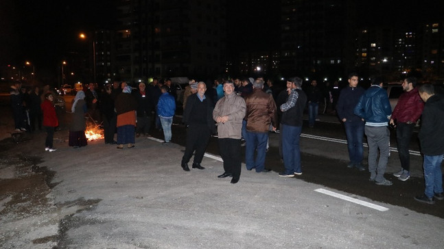 Mahalleli 40 saat elektrikleri kesilince yol kapattı