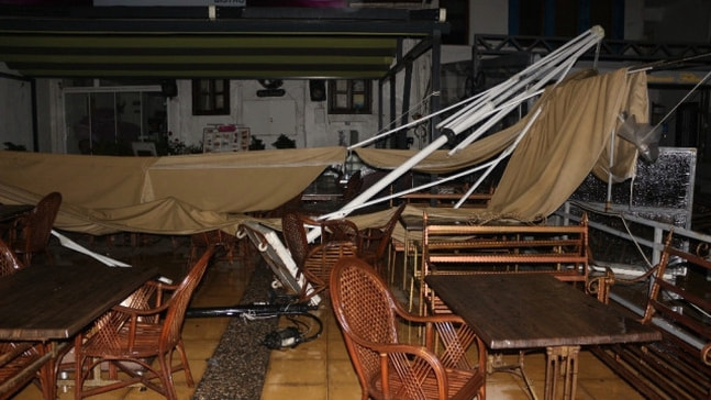 Fırtına iki restorana zarar verdi
