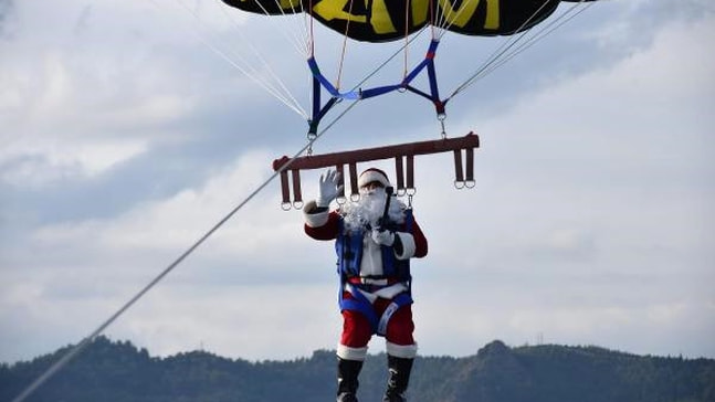 Noel Baba parasailing yaptı