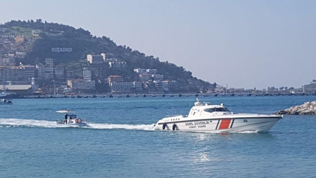 Kuşadası Körfezi’nde arızalanan teknedeki 3 kişi kurtarıldı
