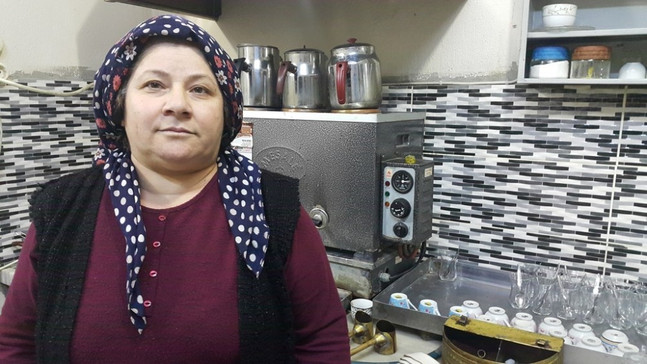 Erkekler kahvehanesinin kadın çaycısı