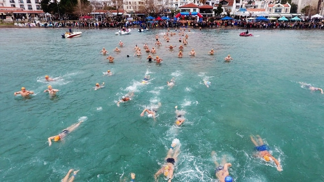 Kış ortasında 500 kişi Datça’da yüzdü