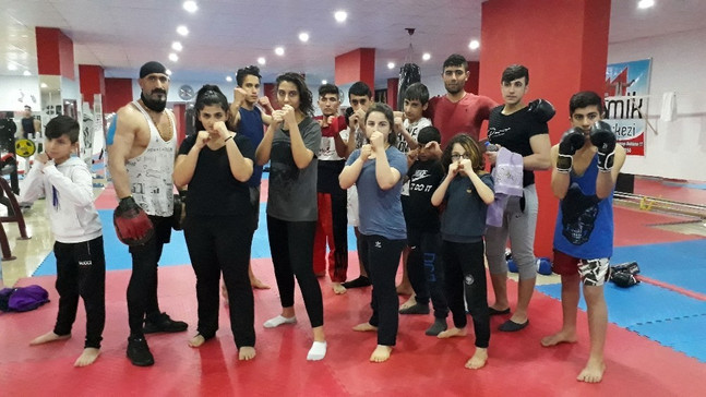 Mardinli kızlar kick boks ile çocuk gelinlere önlem arıyor