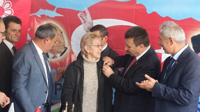 MHP'de yeni üyelere parti rozeti takıldı