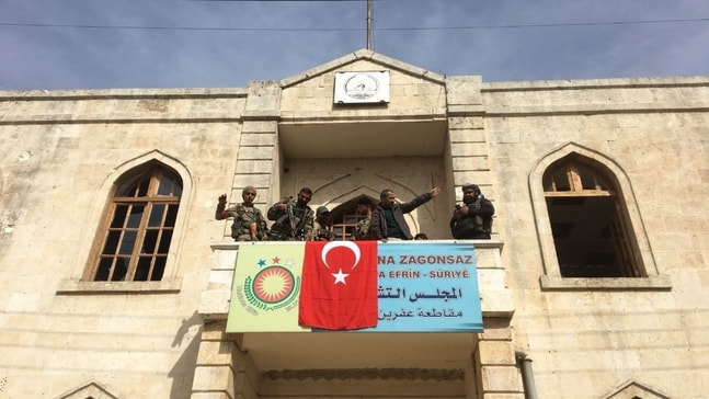 Afrin kent merkezine Türk bayrağı asıldı
