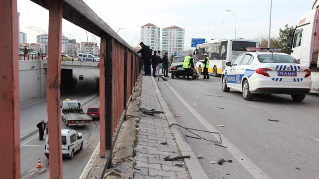 Otomobilinin ön camına korkuluk demiri düşen sürücü ölümden döndü
