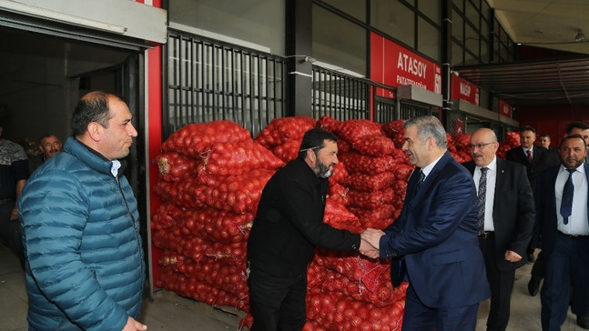 Başkan Çelik, Hal esnafını ziyaret etti
