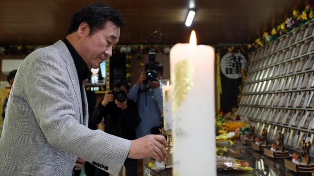 Güney Kore’deki feribot faciasının kurbanları anıldı