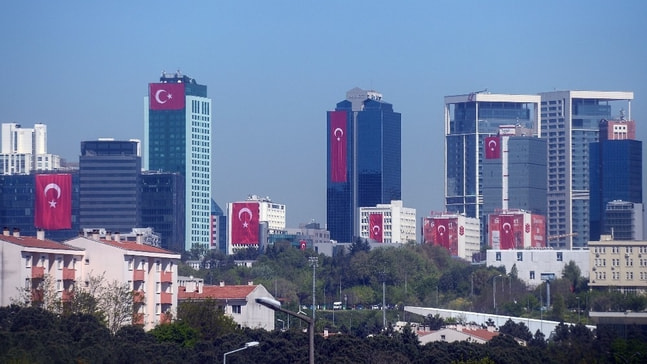 Gökdelenler Türk bayraklarıyla donatıldı