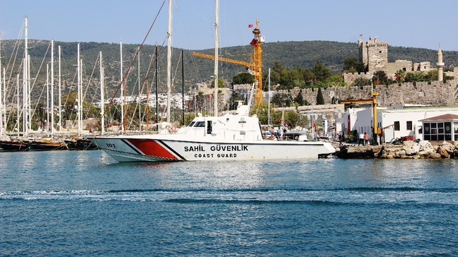 Yunanistan’a kaçmak isteyen FETÖ’cü eski hakimlerin de bulunduğu tekne kayalıklara çarptı
