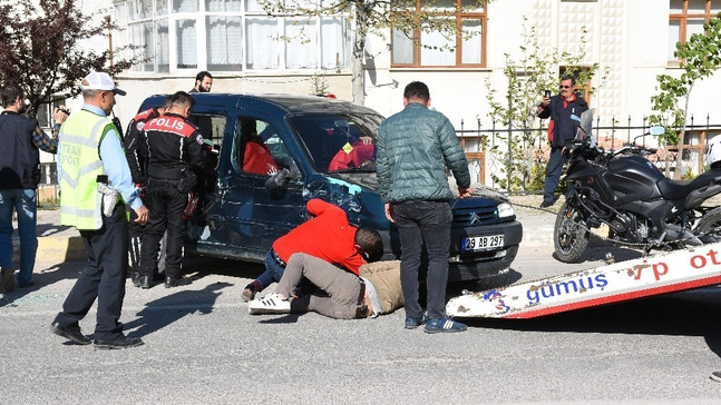 Ehliyetsiz sürücü polisten kaçtı, kaza yaptı: 5 yaralı
