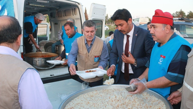 Depremzedelere sıcak yemek ikramı
