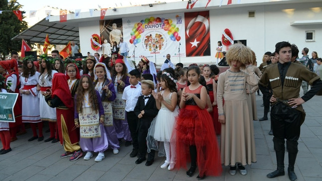 Didim’de halk oyunları festivali büyük ilgi gördü
