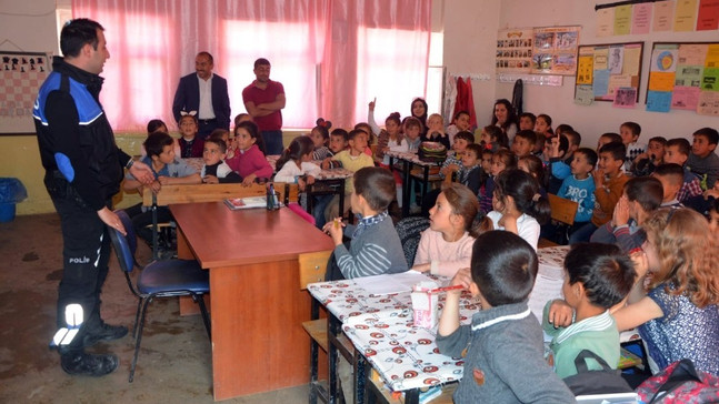 Polis ekiplerinden köy okulu öğrencilerine ziyaret
