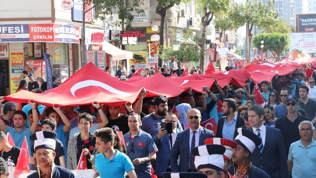 1 kilometrelik dev Türk bayrağı ile ’57. Alay Çanakkale Vefa Yürüyüşü’
