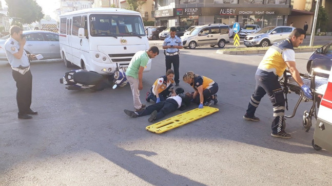 Manavgat’ta okul servisi motosiklete çarptı: 1 yaralı
